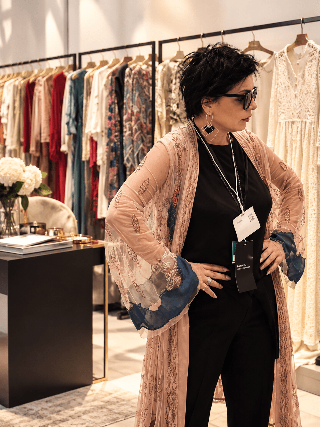 Aura Anghel in showroom de moda, consultant de imagine