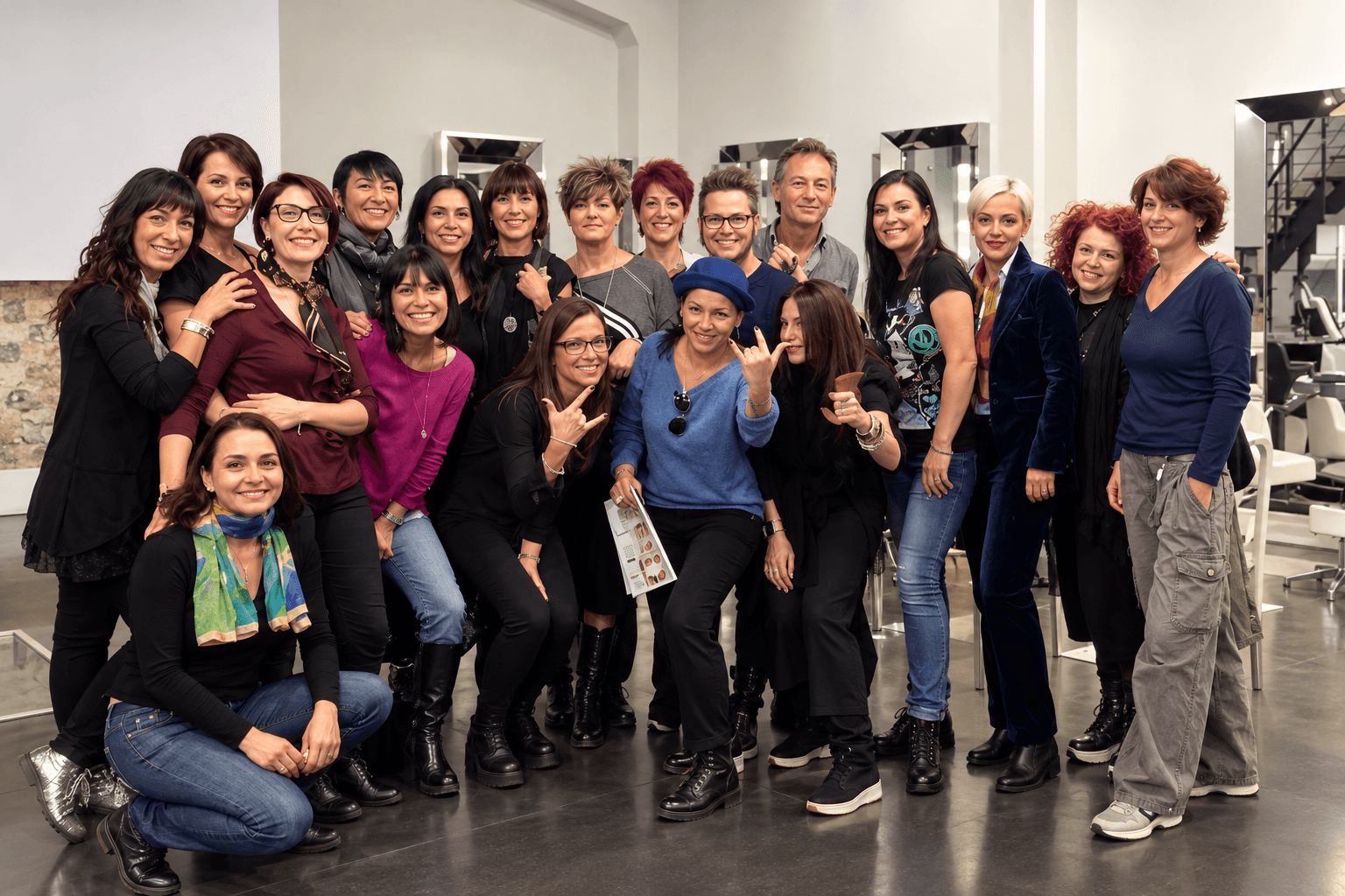 Aura Anghel cu echipa Luxury Academy la un workshop de formare