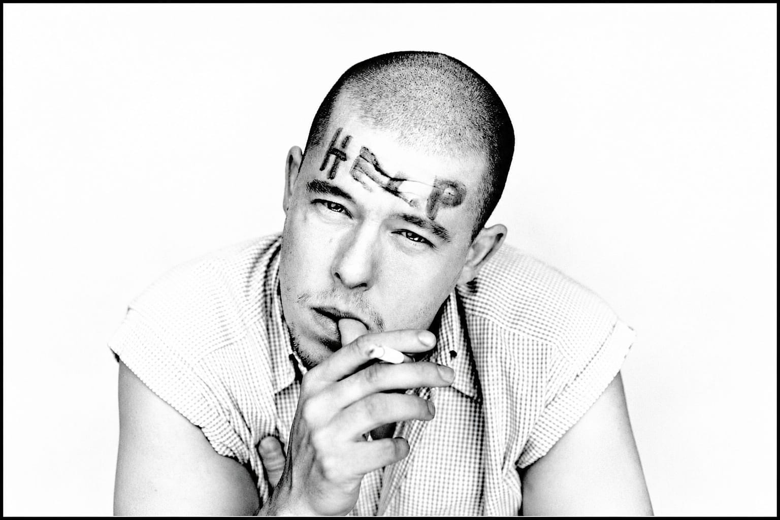 Alexander McQueen, designer vizionar, geniu întunecat al modei